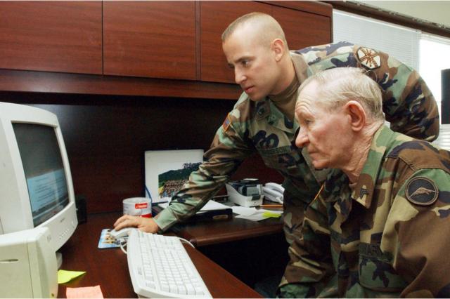詹金斯在军事法庭审讯期间，穿上制服，接受电脑应用培训。