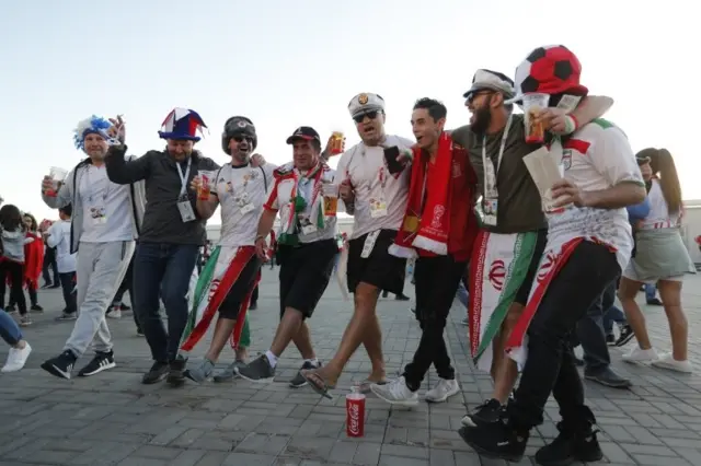 ایرانیها در روسیه در هر موقعیتی با طرفداران تیمهای دیگر دوست شدند و رقصیدند