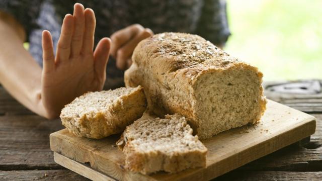 Mulher rejeitando pão