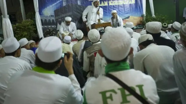 Rizieq Sihab bersama anggota FPI.