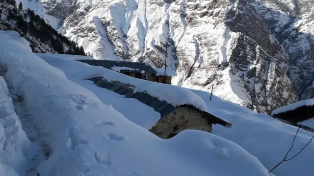 डोल्पामा हिउँले छोपिएको आधारभूत विद्यालय