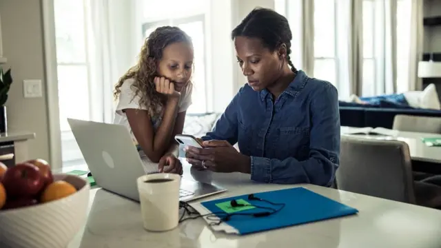 Filha observa a mãe trabalharestrela 8 pontas significadocasa