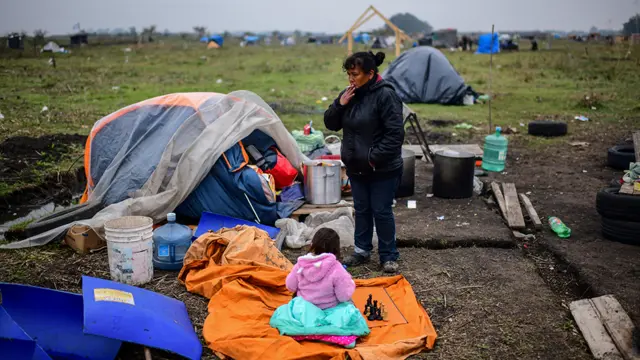 Una mujer y una niña en la ocupación de Guernica