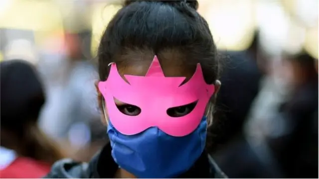 ఆ దేశంలో ద్వందార్థాలు నేర్పిస్తారు