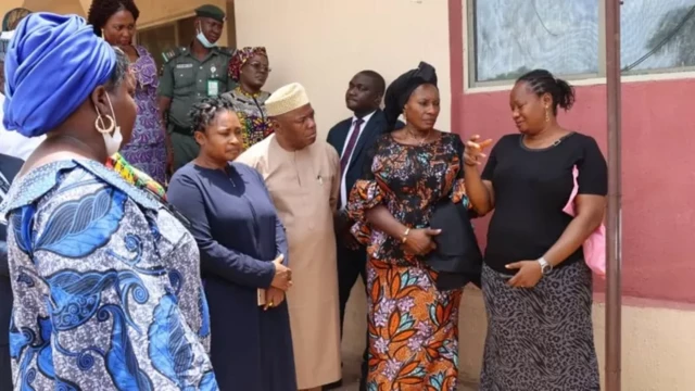 Dame Pauline Tallen visit Osinachi family on behalf of federal goment.