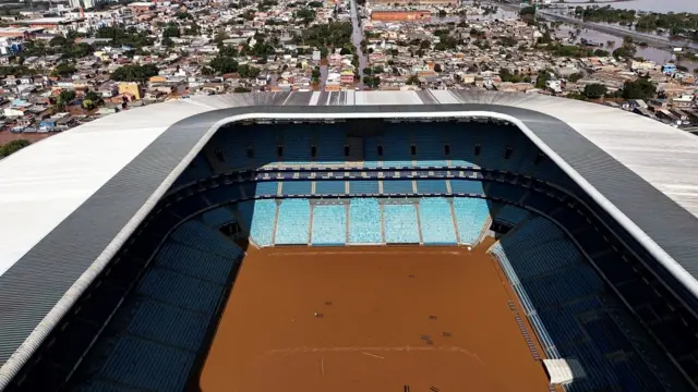 Fotografia aérea mostra estádio alagado