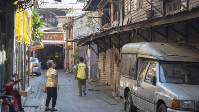 หน้าบ้านของสุธารัตน์ มีบ้านไม้และศาลเจ้าโจวซือก๋งตั้งอยู่