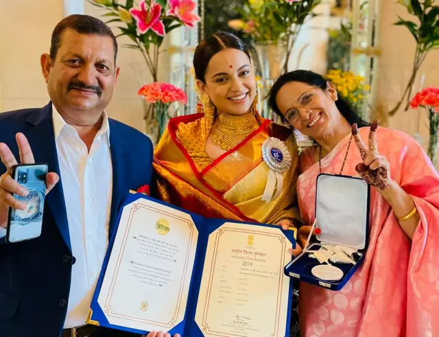 કંગના રનૌત પોતાનાં માતાપિતા સાથે