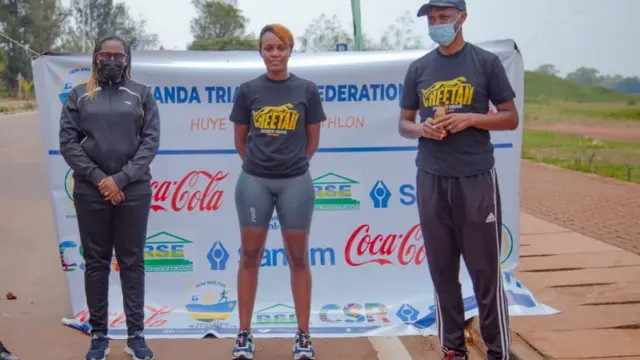 Yasipi Casimir Uwihirwe yahembwe nk'uwabaye uwa mbere mu cyiciro cy'abagore yahatanyemo wenyine