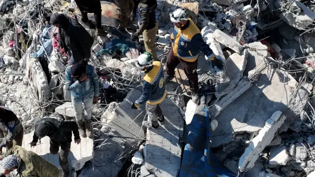 ஒயிட் ஹெல்மெட்ஸ் என்று அறியப்படும் சிரியன் சிவில் டிஃபன்ஸ் ஃபோர்ஸ் சடலங்களை மீட்கும் முயற்சியில் ஈடுபட்டுள்ளது.