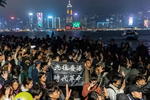 Người ủng hộ dân chủ Hong Kong xuống đường trong lễ đếm ngược chào 2020