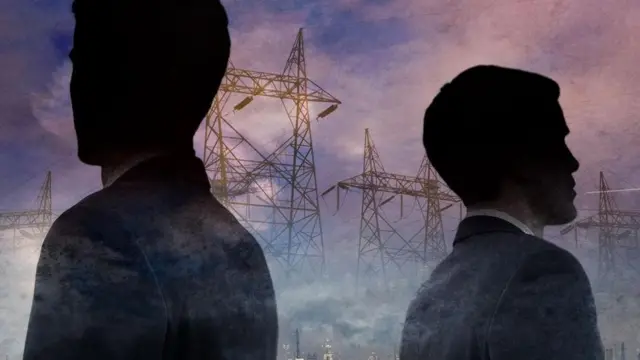 El perfil oscurecido de dos hombres de espaldas. Al fondo, unas torres de electricidad