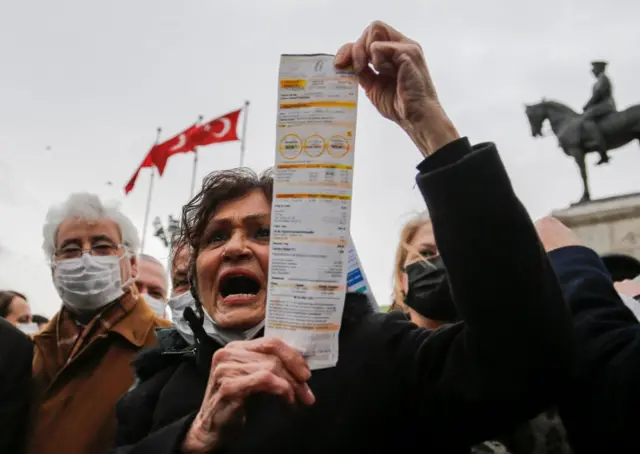 CHP Genel Başkanı Kemal Kılıçdaroğlu, zamlar geri çekilene kadar elektrik faturasını ödemeyeceğini duyurdu.