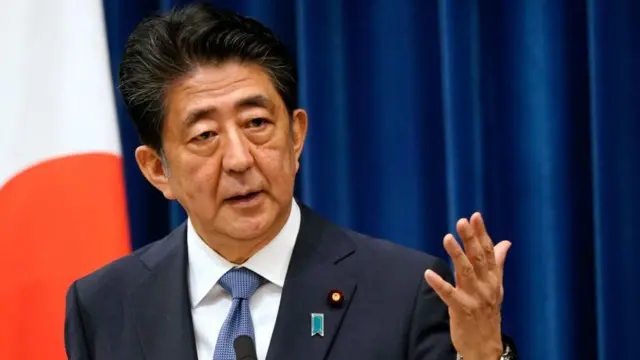 ஷின்சோ அபே: மர்ம நபரால் சுடப்பட்ட ஜப்பான் முன்னாள் பிரதமர் உயிரிழந்தார்