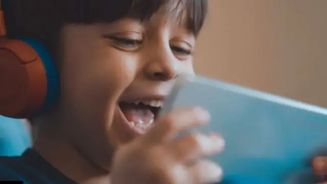 كيف تؤثر الأجهزة الإلكترونية الحديثة المزودة بالشاشات على أطفالنا؟