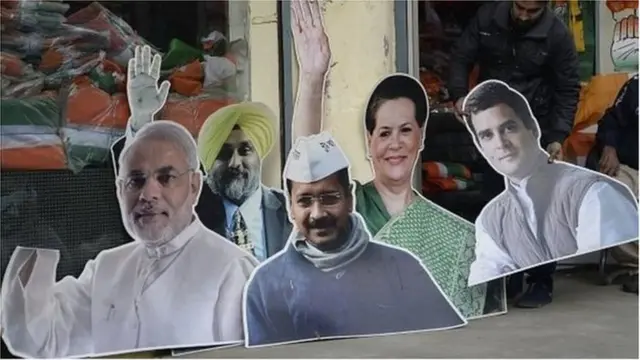 नेताओं के कटआउट्स