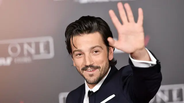 Foto de Diego Luna sonriendo.