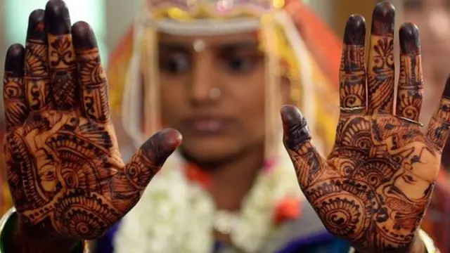 மணமேடையில் துணிச்சல் காட்டிய வீர மணப்பெண்கள்