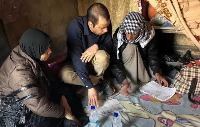 Revisa los documentos de nacimiento.