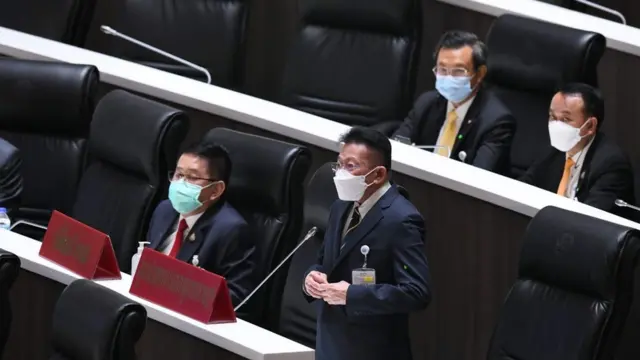 หัวหน้า เลขา และ ส.ส. เพื่อไทยในสภา