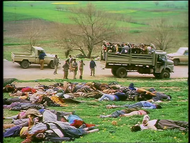 أرشيف: صورة للمدنيين الذين قتلوا بالغاز الكيمياوي في مجزرة حلبجة في إقليم كردستان العراق في عام 1989