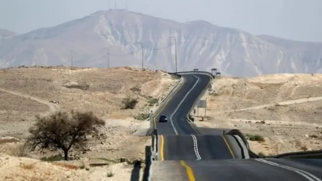 वेस्ट बैंक के एक तिहाई हिस्से पर जॉर्डन घाटी है.