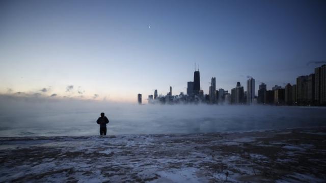 清晨，不怕冷的芝加哥人照常到湖边散步