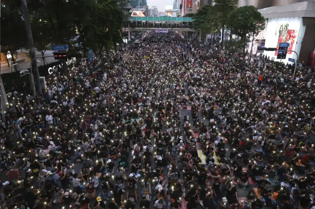 พื้นผิวการจราจรบริเวณแยกราชประสงค์เต็มไปด้วยผู้ชุมนุม