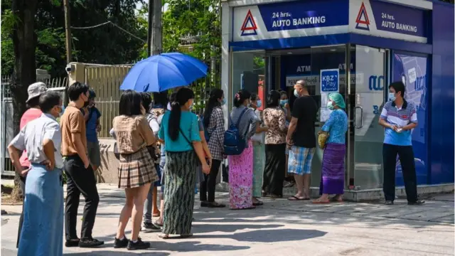 ငွေထုတ်ဖို့ စောင့်နေကြသူများ