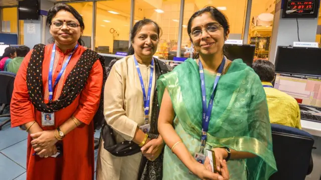 இஸ்ரோவில் பணிபுரியும் பெண் விஞ்ஞானிகள்(இடப்பக்கத்தில் இருந்து) ரித்து கரிதால், டி.கே. அனுராதா , நந்தினி ஹரிநாத்