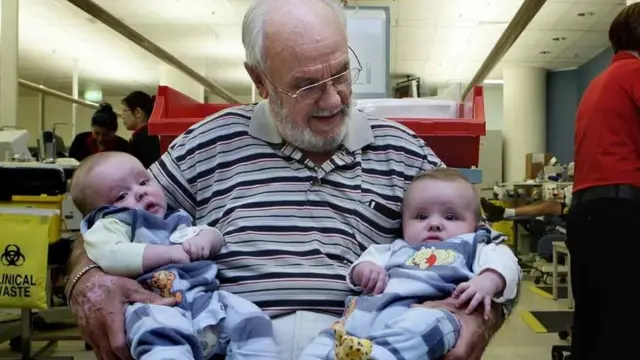 Harrison com dois bebês no colo