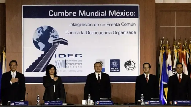 Como secretario de Seguridad Pública, García Luna participa en un acto contra el crimen organizado.