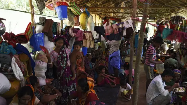 ด้านชาวฮินดูที่อพยพหนีจากรัฐยะไข่เข้าสู่บังกลาเทศบอกกับผู้สื่อข่าวบีบีซีว่า พวกเขาถูกคุมคามและทำร้ายโดยกลุ่มติดอาวุธอาร์ซ