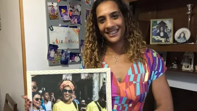 Anielle Silva com uma foto da irmã, a vereadora Marielle Franco