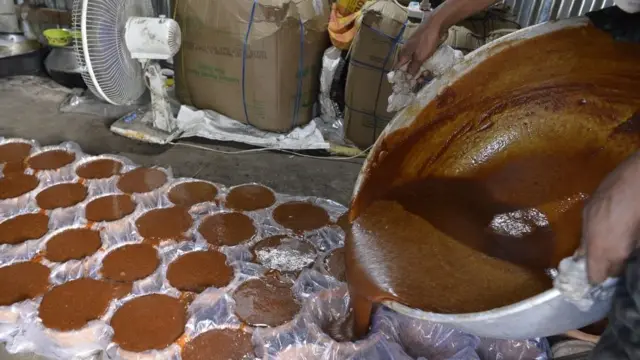 ગોળ બનાવી રહેલ કારીગર