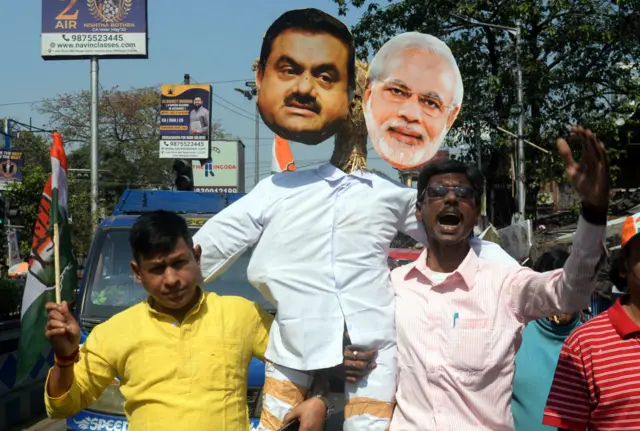 প্রধানমন্ত্রী নরেন্দ্র মোদীর সঙ্গে আদানি গোষ্ঠীর ঘনিষ্ঠতার অভিযোগ তুলে বিরোধীরা সংসদীয় তদন্তের দাবী করছে