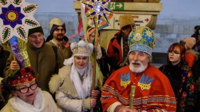 احتفل العديد من الأوكرانيين بعيد الميلاد الماضي في ملاجئ بمترو الأنفاق في كييف وسط استمرار الهجمات الروسية