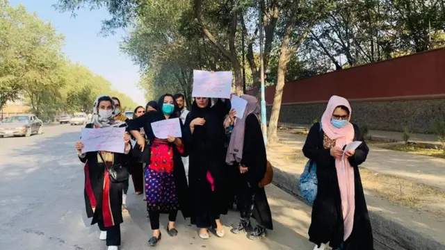 विरोध-प्रदर्शन करती महिलाएं