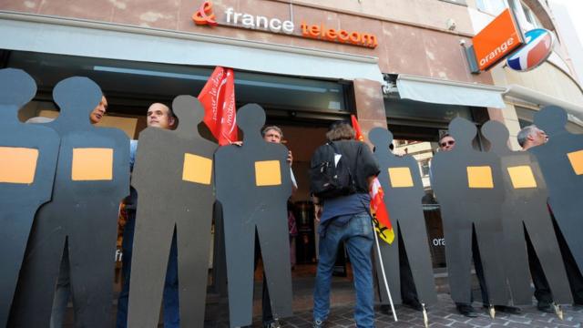 Protesta frente a una tienda de France Télécom.