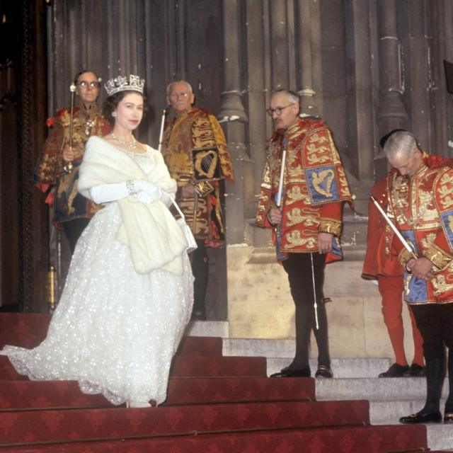 Rainha Elizabeth 2ª saindo após a abertura do Parlamento