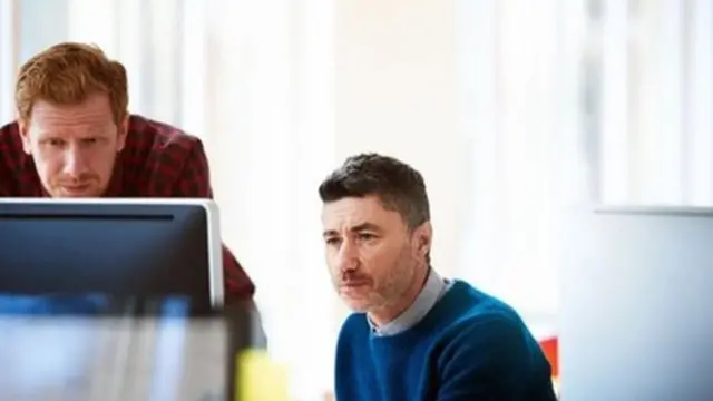 Dans un lieu de travail à majorité blanche - deux hommes