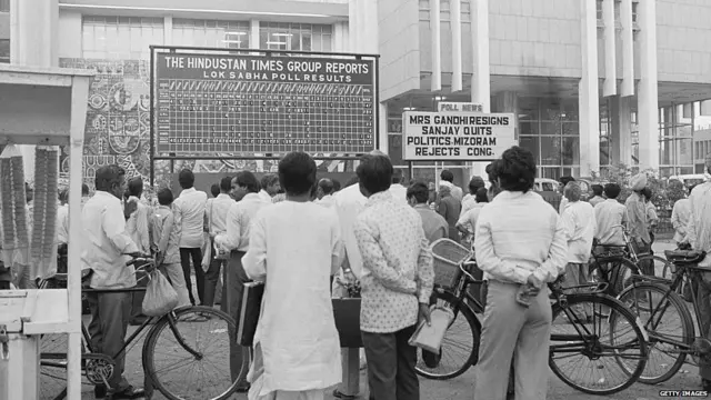 ਐਮਰਜੈਂਸੀ ਤੋਂ ਬਾਅਦ ਹੋਈਆਂ ਲੋਕਸਭਾ ਚੋਣਾਂ ਦੇ ਨਤੀਜੇ ਦੇਖਦੇ ਲੋਕ