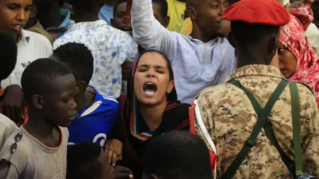 قوات المجلس العسكري تتهم بقتل عشرات المحتجين