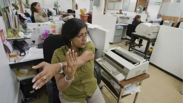 Oficinista estirándose