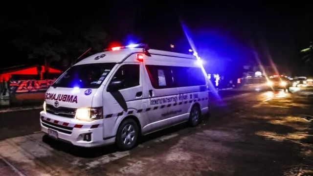 மீட்கப்பட்ட சிறுவர்களை ஏற்றிச் செல்லும் ஆம்புலன்ஸ்