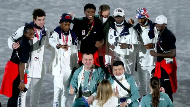 Athletes from different different kontris pose for foto togeda