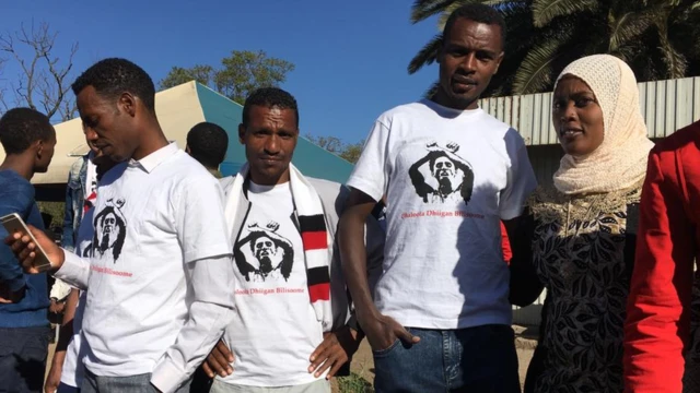 'T-shirt' suuraa Fayyisaa qabu uffatanii warra simannaaf bahan