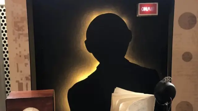 مذيع وراء المايكروفون.