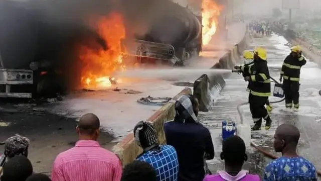 Firefighters dey battle to quench di fire ontop Kara bridge