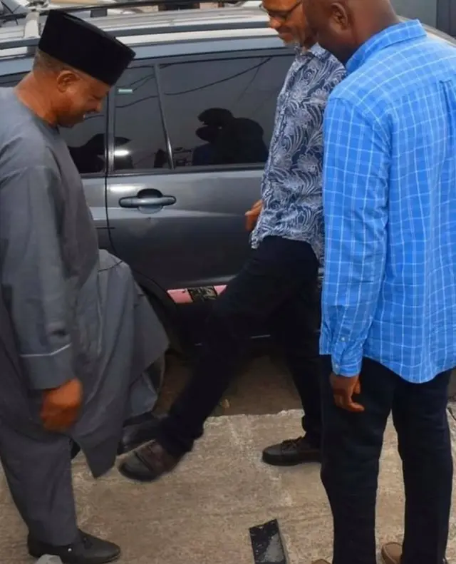 Eeyan meji to n fi ẹsẹ ki ara wọn